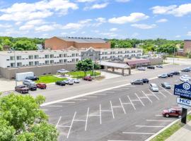 Crossroads Hotel and Huron Event Center โรงแรมในHuron