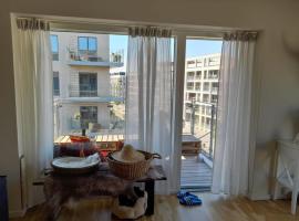 Spacious Canal View Apartment, Hotel in Hinge