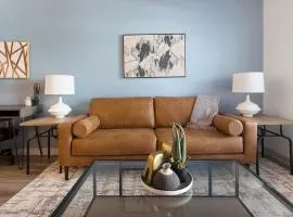 Landing Beautiful 1BD Yoga Studio Gym