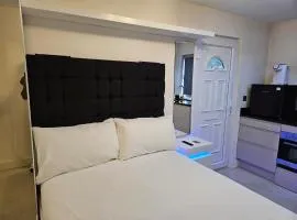 Modern Private Studio in Croydon with Parking