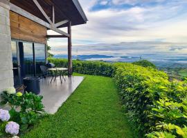 Private Mountain Cabin with Garden Views โรงแรมในZarcero