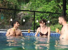 Thuong Luong Homestay - Pool Mountain View, hotel v destinaci Cát Bà