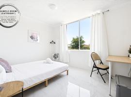 Convenient Double Stay in Heart of Cabramatta - Shared Bathroom and Kitchen, khách sạn ở Cabramatta