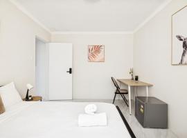 Convenient Double Stay in Vibrant Cabramatta - Shared Bathroom, khách sạn ở Cabramatta