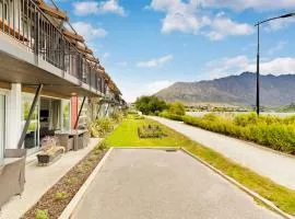 Queenstown Lakefront & Beach, Mountain Views, 3BRs 3Baths