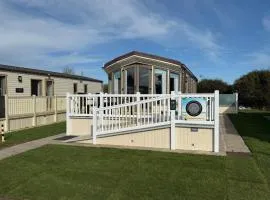 Sunnymede i2 - Hot tub caravan with ramped decking, pet friendly - Meadow Lakes Caravan & Lodge Hire