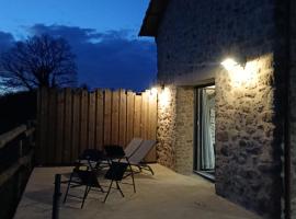 Refuge cosy pour séjour en couple PDF! Gîte de la grosse pierre, hotel v destinácii Mauléon