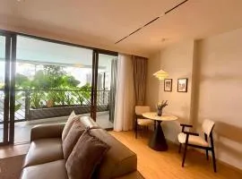 Luxurious One bedroom Condo with Pool View at The Aqua Boat Avenue near Laguna