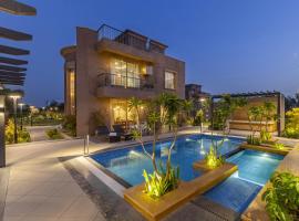 Skyza Farms 3 BHK Snehzy Villa with Private pool, Gazebo and Garden, hotel em Dhānd