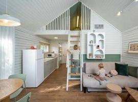 Nir David Country Lodge - Rustic Stay with Shelter Access, hotell i Nir David