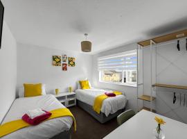 Contractor House - Sleeps 9 - Free Parking - 7 Beds, hotel i Horsforth