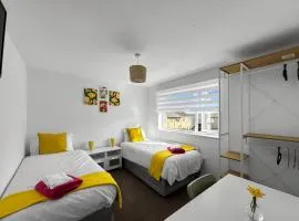 Contractor House - Sleeps 9 - Free Parking - 7 Beds