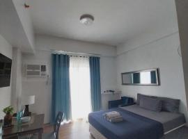 Family Suites at the Amani Grand Residences - Mactan Airport، فندق في Pusok