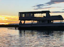 'Lekker' off grid Houseboat escape - adventure & serenity on Lake Kariba, hotel di Kariba