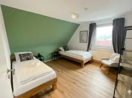 Großes Apartment,Ferienwohnung Mut 90 qm2, großer Aufenthaltsbereich für Firmen, Gruppen, Familien, Nahe Ulm, 3 Schlafzimmer, WLAN,Hotel-TV,Einzelbetten,Garten,ruhige Lage,Bettwäsche,Handtücher inklusive,Self Check-in,Nahe BWK,Uni,Legoland