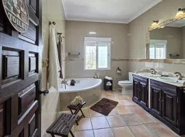 Amazing Home In La Carolina