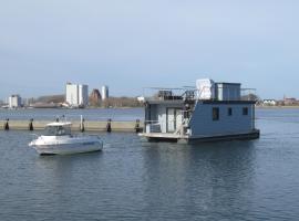 Hausboot Kaddi`s Sunshine - Huus & Meer, hôtel à Fehmarn