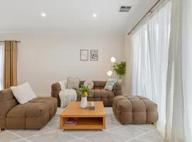 Boutique Townhouse near The Glen by Live Local