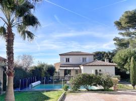 "Bahia" Villa avec piscine à proximité des plages, hotel v destinácii Le Brusc