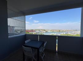 Aprilia Breeze, Piscina e Magnifica Vista sul Porto, hotel en Aprilia Marittima