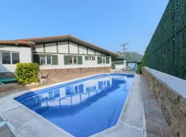 Chalet con piscina privada en playa de Sonabia