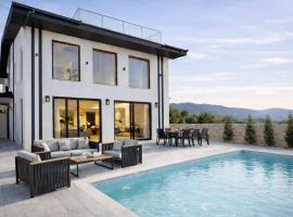 Elizabella Villa Luxury Spa Retreat in Nature with Heated Pool and Sauna, Hotel in Kayadibi