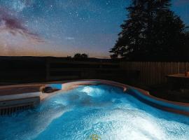 Forest View Cottage - Private Hot Tub: Ballynameen şehrinde bir otel