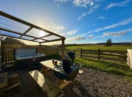 Forest View Cottage - Private Hot Tub, hotel a Ballynameen