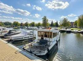 Hausboot in Berlin, festliegend im Yachthafen Schmöckwitz, mit Heizung