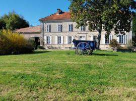 Manoir de charme pour groupe avec piscine, hotel din Chillac