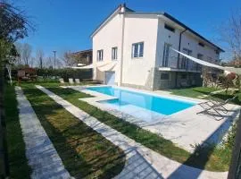 Villa, piscina, lago di pesca, tennis fino a 19 posti