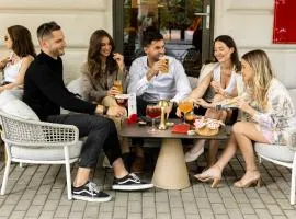 Three Corners Avenue Hotel