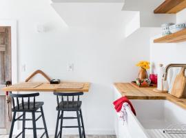 The Forest Door - Studio Suite in Stone Cottage – hotel w mieście Tryon