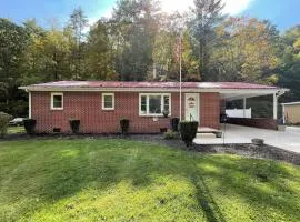Great location! Creekside Home near Mountain City, Laurel Bloomery, Damascus