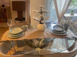 T2 Crolles Haut de gamme terrasse vue Belledonne, hotel di Crolles