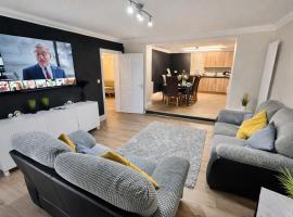 Glen Fern Lodge - Garden Apartment with Parking - Heart of Bournemouth Town Centre - Close to Beach - Darts and Table Football - Sleeps 11, отель в Борнмуте