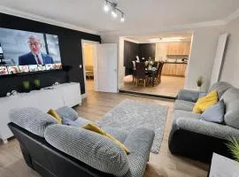 Glen Fern Lodge - Garden Apartment with Parking - Heart of Bournemouth Town Centre - Close to Beach - Darts and Table Football - Sleeps 11