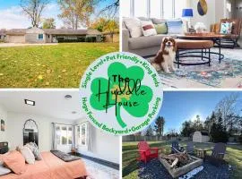 1mi to ND, King Beds, Easy Parking, Pet Friendly, Huge Fenced Yard for Games