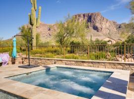 Superstition Mtn Estate! Luxe Pool and Rooftop Deck, hotel i Apache Junction