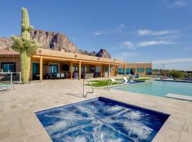 Luxury Outdoor Oasis! Superstition Mtns Retreat, hotel i Apache Junction