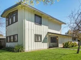 Spacious 4BR Backyard Oasis with BBQ Near UC Davis