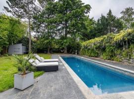 Villa, swimming pool, 5 bedrooms, Versailles, hôtel à La Celle-Saint-Cloud