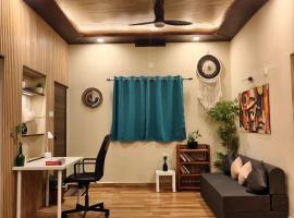 Waves & Woods luxury stay، فندق في Honāvar