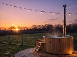 Roulotte de charme avec bain nordique et brasero - Autun, Morvan, hotel Antully városában