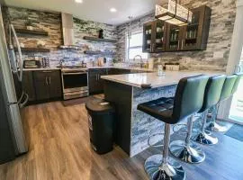 Lavish Spacious Home Near Town • Game Room • 4BR