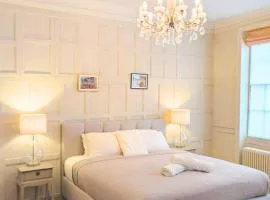 West Pallant Georgian Townhouse in City Centre with Courtyards, BBQ & Log Burners - Dogs Welcome! Chichester Holiday Properties
