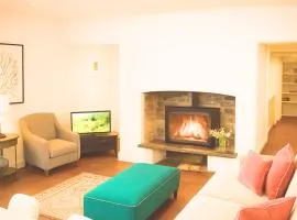 West Pallant Georgian Townhouse in City Centre with Courtyards, BBQ & Log Burners - Dogs Welcome! Chichester Holiday Properties