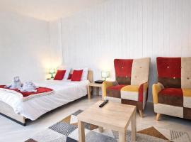 5 Mins to Train Station - Free Parking - DisneyLand - Escapade Perchée, hotel a Pomponne