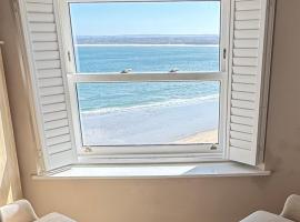 Minster Panorama & Minster Vista - - UNBROKEN BEACHFRONT VIEWS - - TWO STUNNING GEORGIAN HOUSES THAT CONNECT - - PRIVATE PARKING - - Beautifully Refurbished MARCH 2026, Hotel in St Ives
