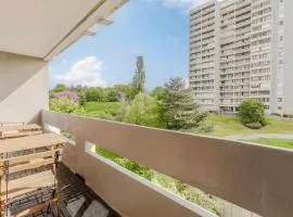 Bright studio near Metro Line 3 and shops